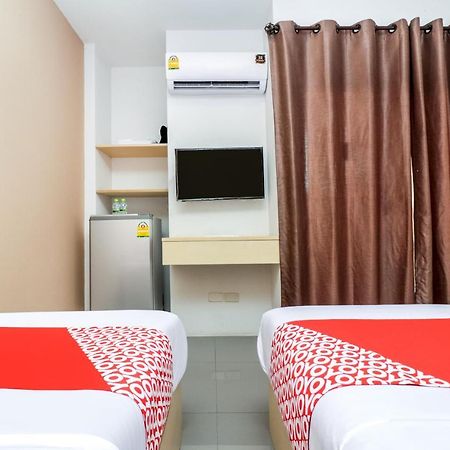 Oyo 127 D-Well Residence Hotel Bangkok Esterno foto