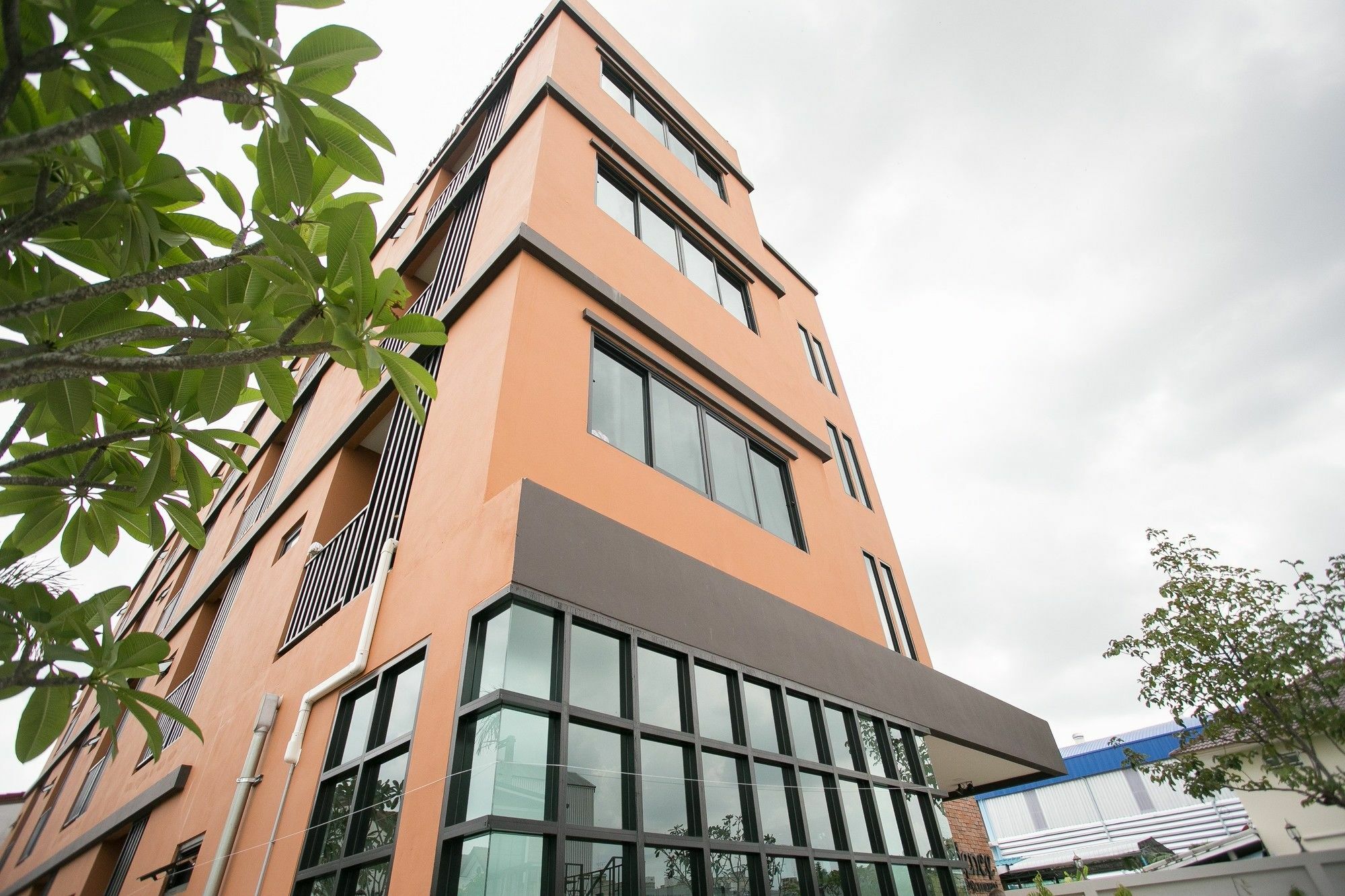 Oyo 127 D-Well Residence Hotel Bangkok Esterno foto